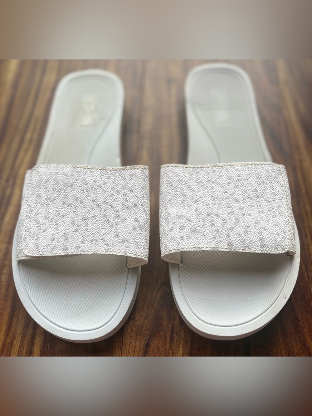 Michael Kors Synthetic slide sandals White with textured logo Upper size 9M